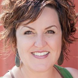 Queenie van de Zandt - Da Kath & Kim Code演員 飾演Storeperson