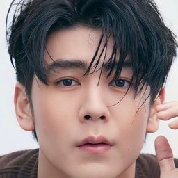 Vachirawich Aranthanawong 飾演 Petch