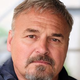 Oliver Breite 飾演 Falk Bertram