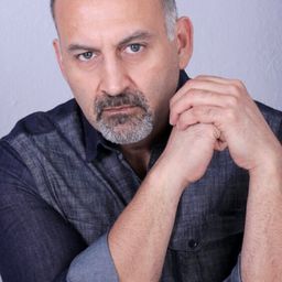 Alfredo Huereca 飾演 Secretario de la Defensa Zabala