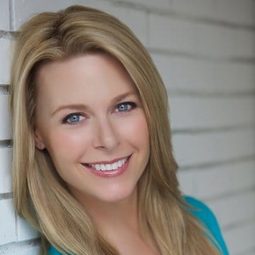 Amber Bartlett 飾演 Girl at pool party (uncredited)