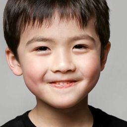 Eden Gough 飾演 Neil