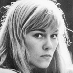 Luana Anders 飾演 Sylvia