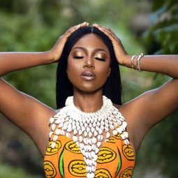 伊馮·尼爾森 - 罪惡特區演員 飾演Julia