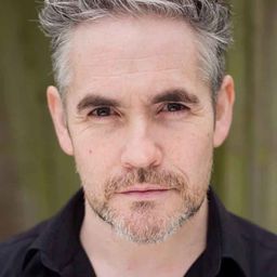 Fergal McElherron 飾演 Barry