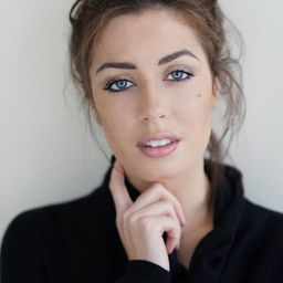 Daniela Dib 飾演 Hot Chick #1