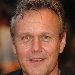 Anthony Stewart Head 飾演 Benedict