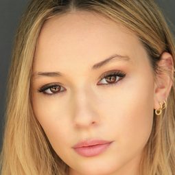 Caitlin Harris - 永遠是我的女孩演員 飾演Loretta