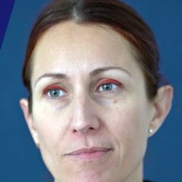 Julie Allione - 隨性女孩演員 飾演Invitée dîner