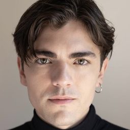 Manuel Ramos 飾演 Diego