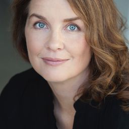 Stacy Smith 飾演 Louise