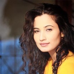 米拉·卡恩 飾演 Jessica Lall