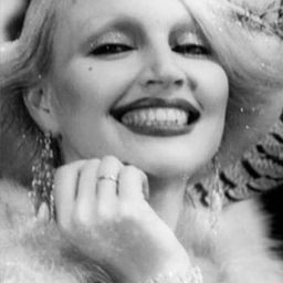 Elke Maravilha 飾演 Débora