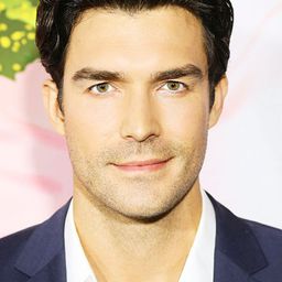 Peter Porte 飾演 Wyatt Burwall