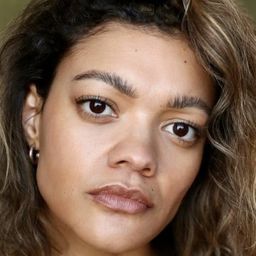 Carla Harrison-Hodge 飾演 Denise