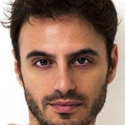 Marc Pujol 飾演 Carlos