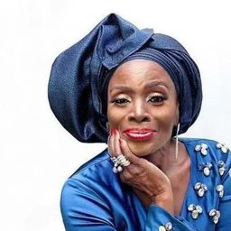 Taiwo Ajai-Lycett 飾演 Sanya's Mum