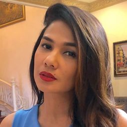 Nova Eliza - 亂世情詩演員 飾演Rumi's Mom