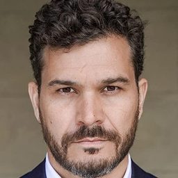 Luis Torrecilla - 皇后復仇中演員 飾演Sauna Man