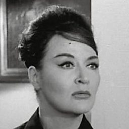 Linda Sini 飾演 Consuelo