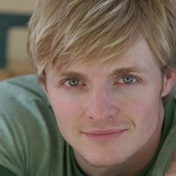 Scott Hislop 飾演 Santaland Elf