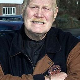 Nosher Powell 飾演 Fingers