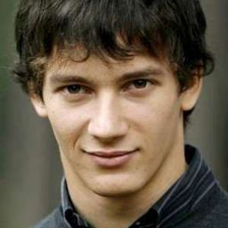 Federico Costantini 飾演 Aris