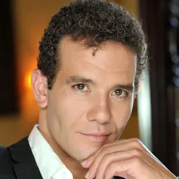 Aaron Lohr 飾演 Self