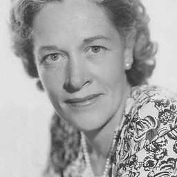 Anne Revere 飾演 Mama Elsa Molina