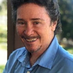 Tim Lewis 飾演 Mark