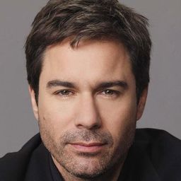 Eric McCormack 飾演 Timothy Bayer