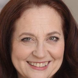 Bettina Skye - 海闊天空演員 飾演女服务员