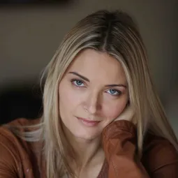 Maria Rosaria Russo 飾演 Theresa