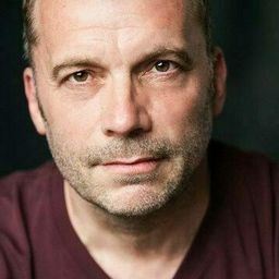 Nicholas Tennant 飾演 Corporal Nobbs