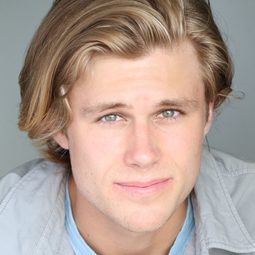 歐文·帕特裏克·喬伊納 飾演 Bobby