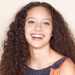 Ailín Salas 飾演 Julia