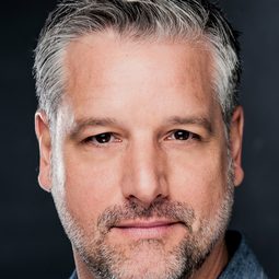 大衛·斯塔奇克 飾演 Larry