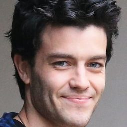 Rhys Ward 飾演 Jason