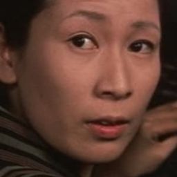 倉田マユミ 飾演 