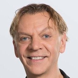 Marc Labrèche 飾演 Jeune Me Mayer