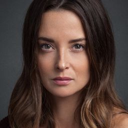 Emily Baldoni 飾演 Julie
