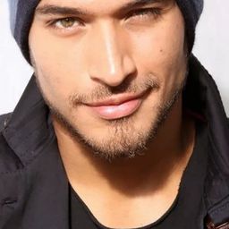 艾德格·維多里諾 飾演 Rei