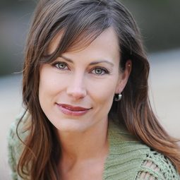 Cassie Self 飾演 Lucy Goldwyn