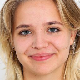 Neele-Marie Nickel 飾演 Anne