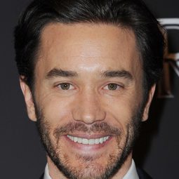 湯姆·佩爾瑞 飾演 Hitchhiker