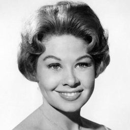 Sue Ane Langdon 飾演 Aggie