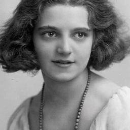 Hermione Baddeley 飾演 