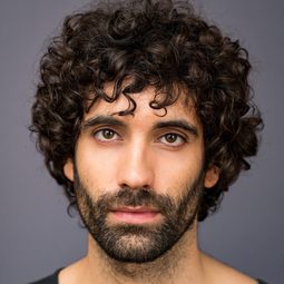 塔瑪爾·諾瓦斯 飾演 Mario Joven