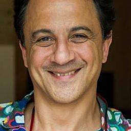 Kader Belarbi 飾演 Le Prince Abdallah