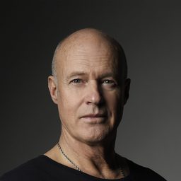 Stefan Sauk 飾演 Greger Krona